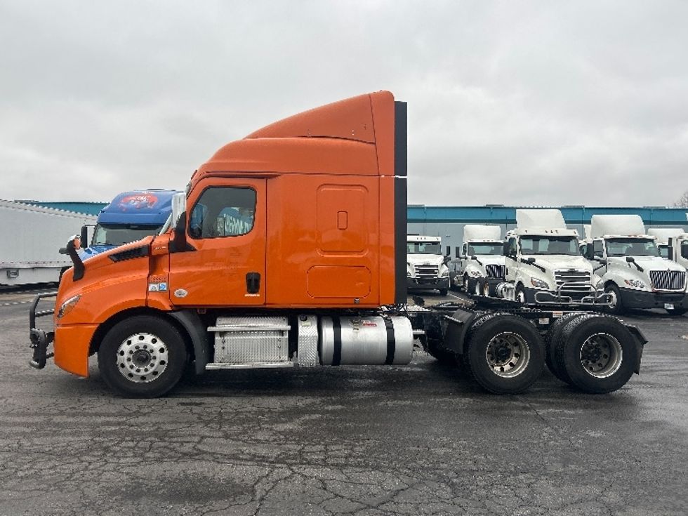 Sleeper Tractor-Heavy Duty Tractors-Freightliner-2019-T11664ST-Obetz-OH-454,558\n\t\tmiles-$ 54,000 - Image 4