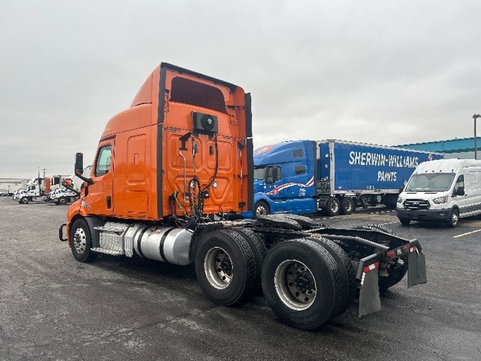 Sleeper Tractor-Heavy Duty Tractors-Freightliner-2019-T11664ST-Obetz-OH-454,558\n\t\tmiles-$ 54,000 - Image 5