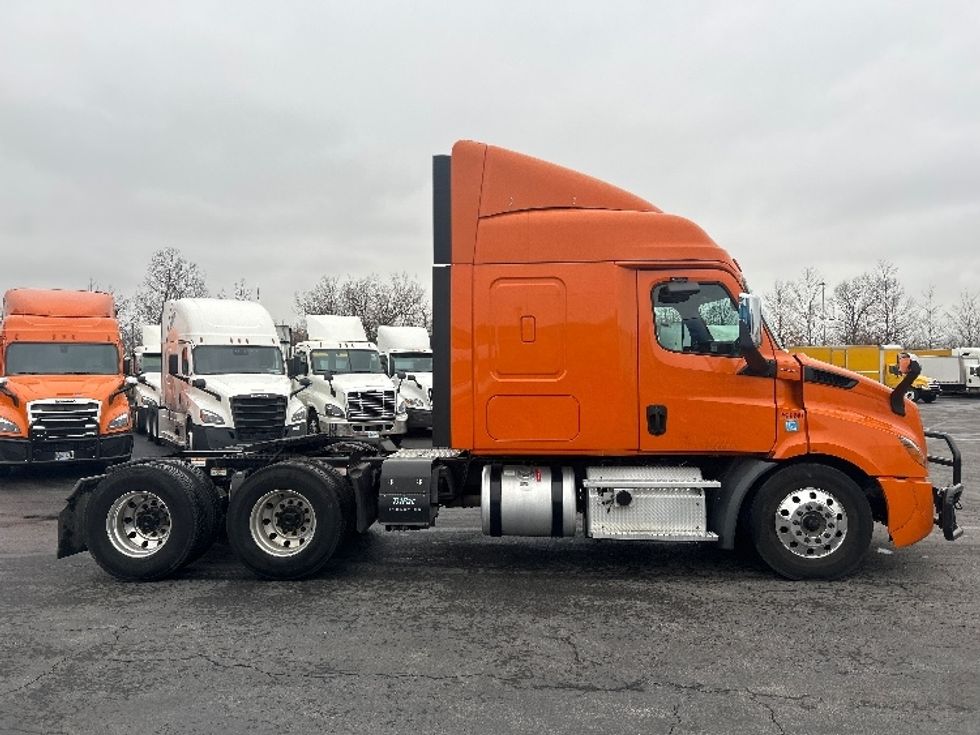 Sleeper Tractor-Heavy Duty Tractors-Freightliner-2019-T11664ST-Obetz-OH-454,558\n\t\tmiles-$ 54,000 - Image 8