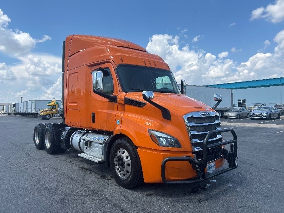 Sleeper Tractor-Heavy Duty Tractors-Freightliner-2019-T11664ST-Obetz-OH-508,716\n\t\tmiles-$ 52,000 - Image 1