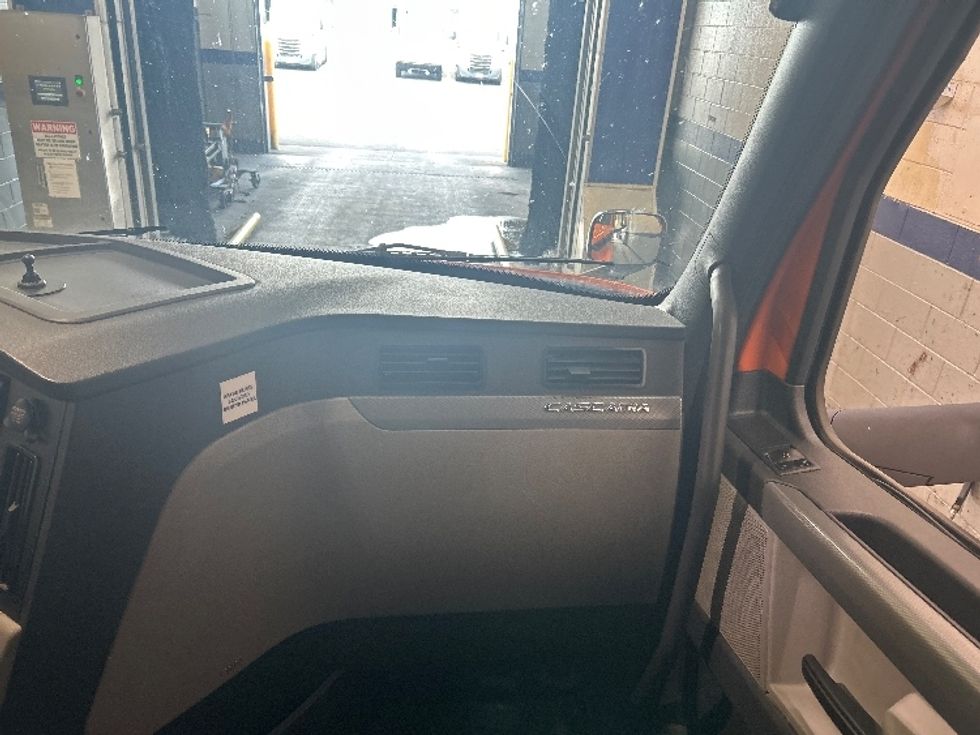 Sleeper Tractor-Heavy Duty Tractors-Freightliner-2019-T11664ST-Obetz-OH-508,716\n\t\tmiles-$ 52,000 - Image 14