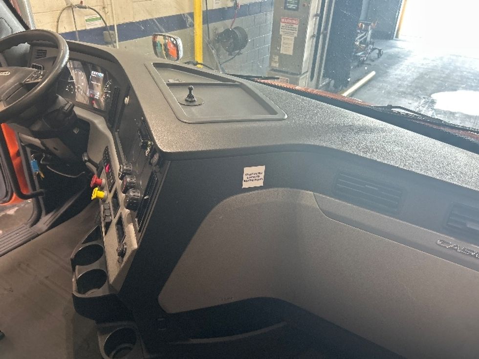 Sleeper Tractor-Heavy Duty Tractors-Freightliner-2019-T11664ST-Obetz-OH-508,716\n\t\tmiles-$ 52,000 - Image 15