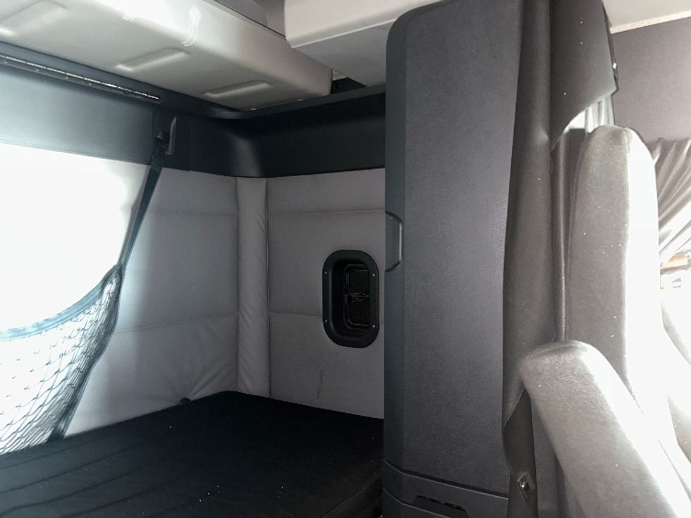 Sleeper Tractor-Heavy Duty Tractors-Freightliner-2019-T11664ST-Obetz-OH-508,716\n\t\tmiles-$ 52,000 - Image 19