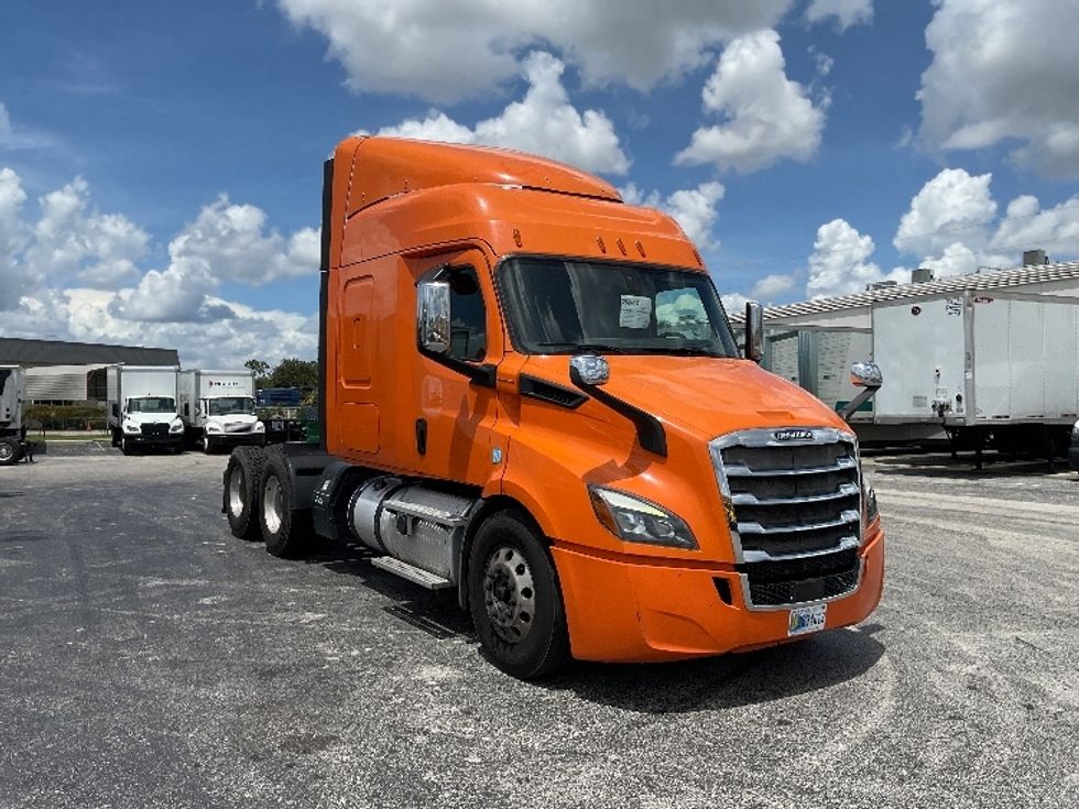 Sleeper Tractor-Heavy Duty Tractors-Freightliner-2019-T11664ST-Orlando-FL-561,787\n\t\tmiles-$ 50,000 - Image 1
