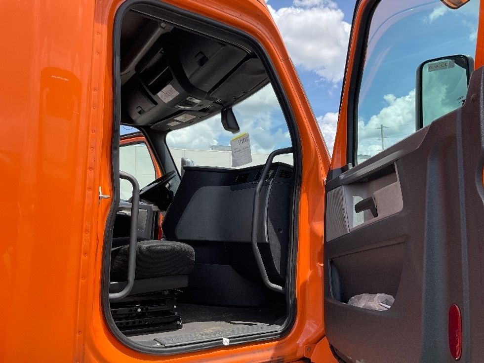 Sleeper Tractor-Heavy Duty Tractors-Freightliner-2019-T11664ST-Orlando-FL-561,787\n\t\tmiles-$ 50,000 - Image 13