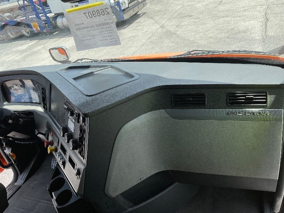 Sleeper Tractor-Heavy Duty Tractors-Freightliner-2019-T11664ST-Orlando-FL-561,787\n\t\tmiles-$ 50,000 - Image 14