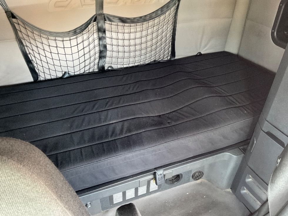 Sleeper Tractor-Heavy Duty Tractors-Freightliner-2019-T11664ST-Orlando-FL-561,787\n\t\tmiles-$ 50,000 - Image 16