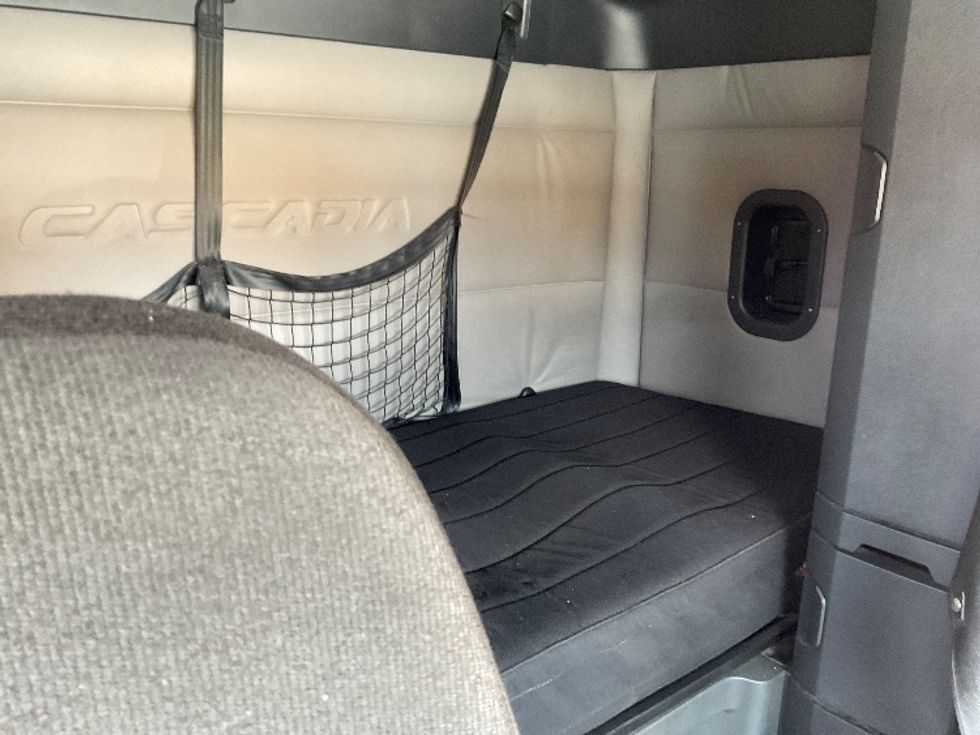 Sleeper Tractor-Heavy Duty Tractors-Freightliner-2019-T11664ST-Orlando-FL-561,787\n\t\tmiles-$ 50,000 - Image 17