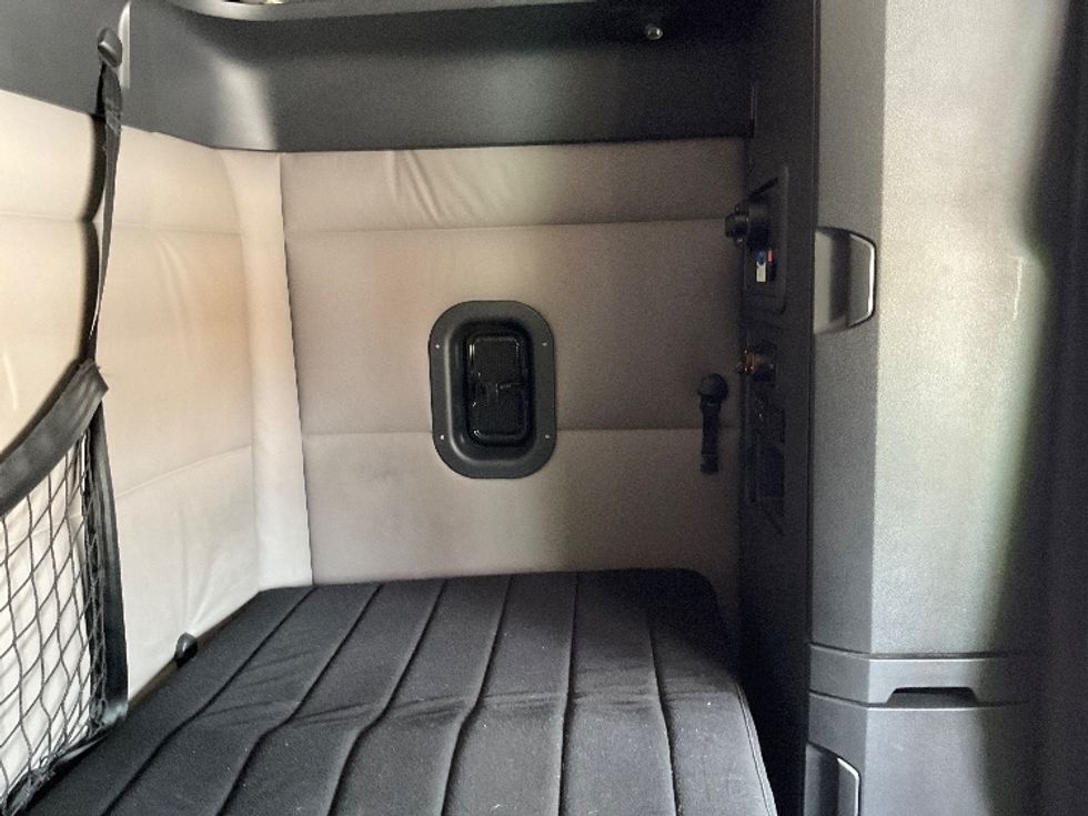 Sleeper Tractor-Heavy Duty Tractors-Freightliner-2019-T11664ST-Orlando-FL-561,787\n\t\tmiles-$ 50,000 - Image 18