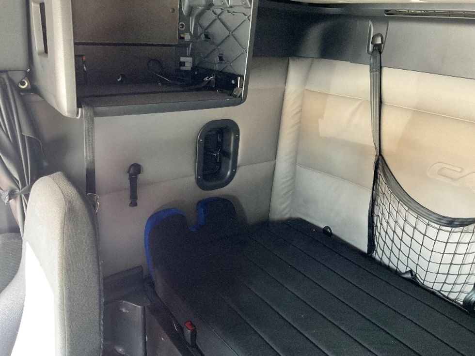 Sleeper Tractor-Heavy Duty Tractors-Freightliner-2019-T11664ST-Orlando-FL-561,787\n\t\tmiles-$ 50,000 - Image 19