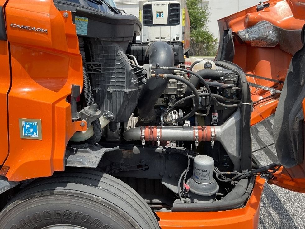Sleeper Tractor-Heavy Duty Tractors-Freightliner-2019-T11664ST-Orlando-FL-561,787\n\t\tmiles-$ 50,000 - Image 20