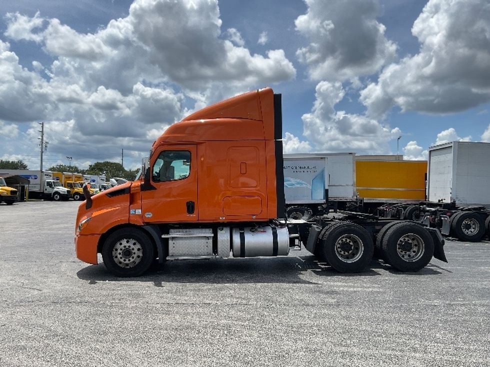 Sleeper Tractor-Heavy Duty Tractors-Freightliner-2019-T11664ST-Orlando-FL-561,787\n\t\tmiles-$ 50,000 - Image 4