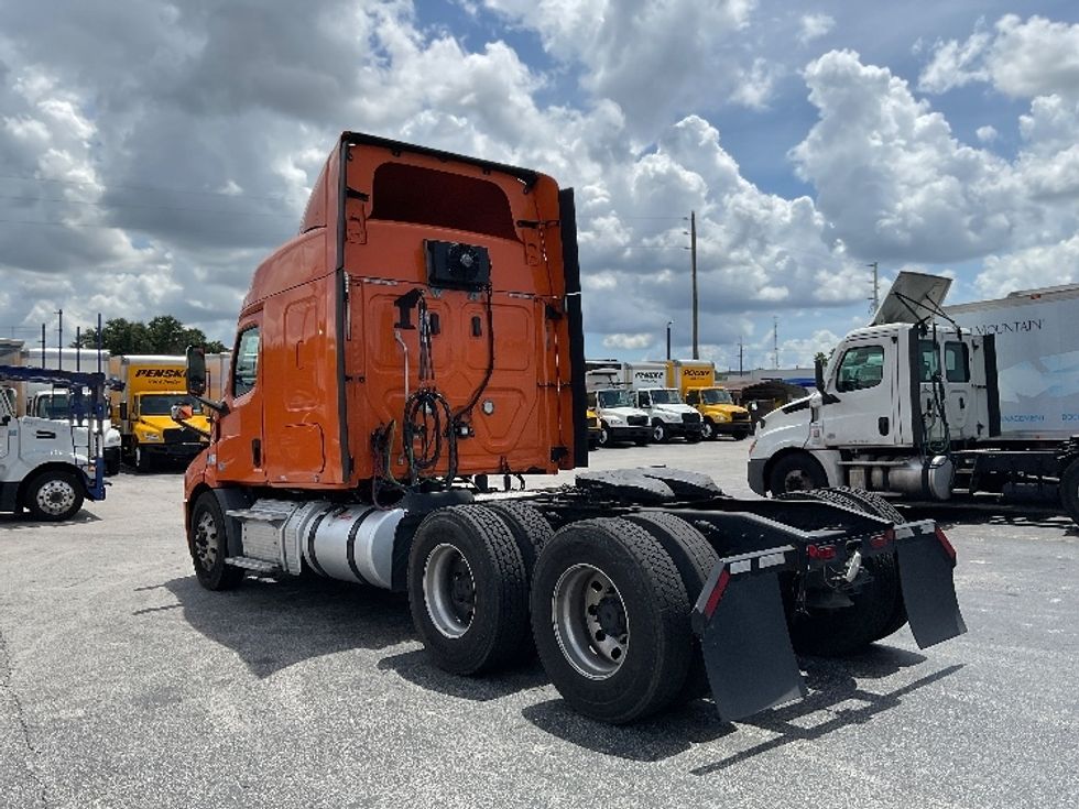 Sleeper Tractor-Heavy Duty Tractors-Freightliner-2019-T11664ST-Orlando-FL-561,787\n\t\tmiles-$ 50,000 - Image 5