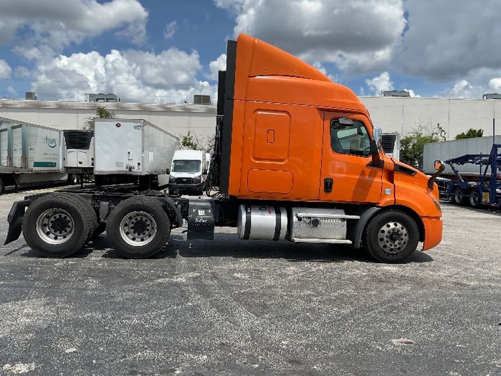 Sleeper Tractor-Heavy Duty Tractors-Freightliner-2019-T11664ST-Orlando-FL-561,787\n\t\tmiles-$ 50,000 - Image 8