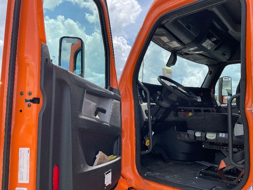 Sleeper Tractor-Heavy Duty Tractors-Freightliner-2019-T11664ST-Orlando-FL-561,787\n\t\tmiles-$ 50,000 - Image 9