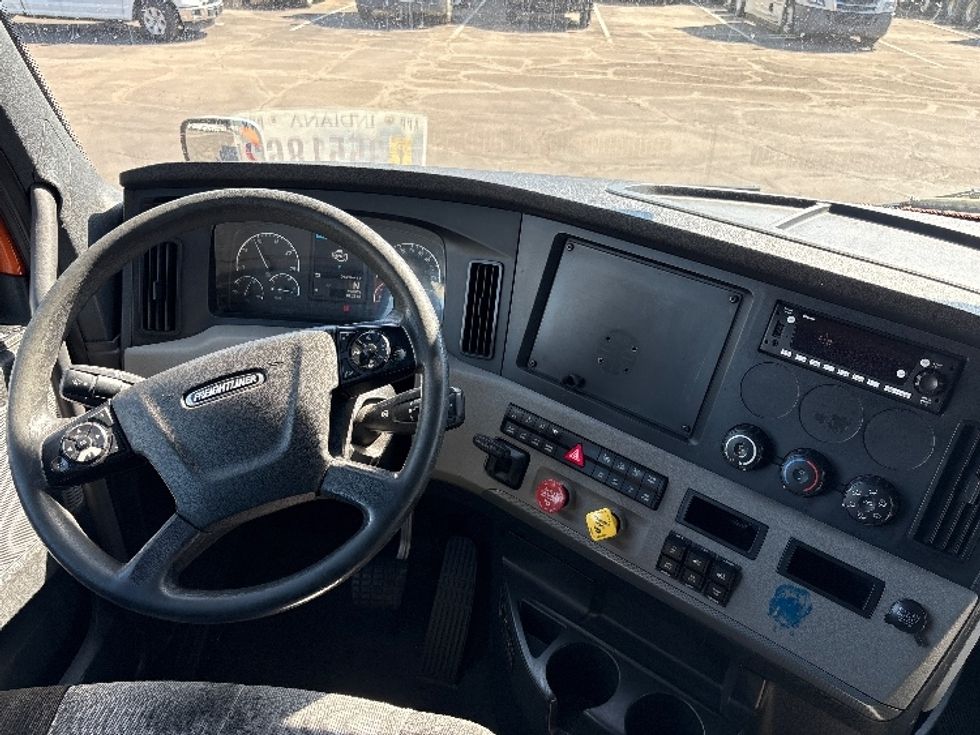Sleeper Tractor-Heavy Duty Tractors-Freightliner-2019-T11664ST-Phoenix-AZ-540,735\n\t\tmiles-$ 55,250 - Image 11