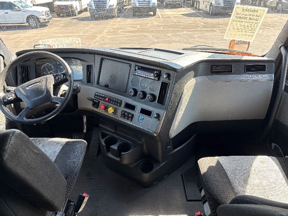Sleeper Tractor-Heavy Duty Tractors-Freightliner-2019-T11664ST-Phoenix-AZ-540,735\n\t\tmiles-$ 55,250 - Image 12