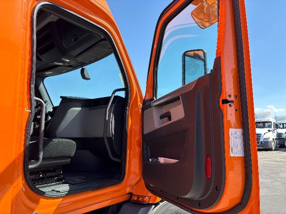 Sleeper Tractor-Heavy Duty Tractors-Freightliner-2019-T11664ST-Phoenix-AZ-540,735\n\t\tmiles-$ 55,250 - Image 13