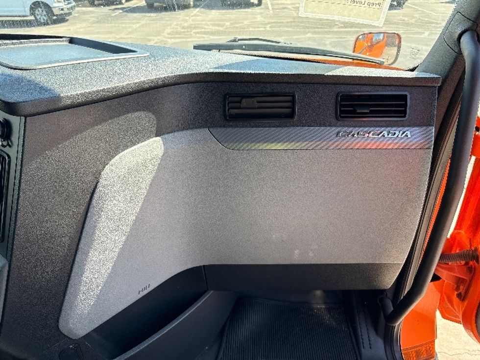 Sleeper Tractor-Heavy Duty Tractors-Freightliner-2019-T11664ST-Phoenix-AZ-540,735\n\t\tmiles-$ 55,250 - Image 14