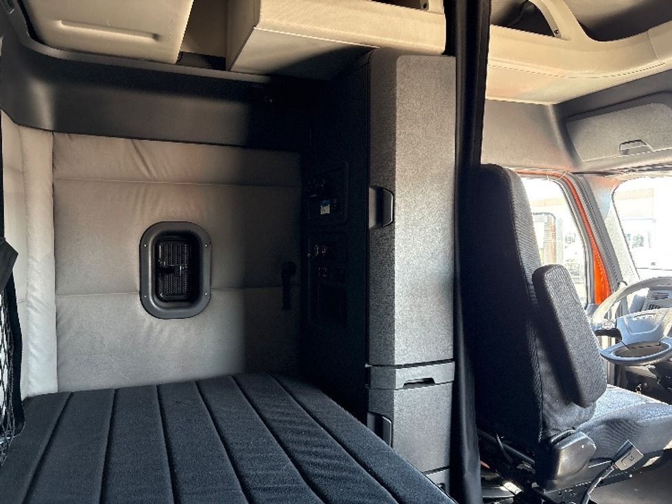 Sleeper Tractor-Heavy Duty Tractors-Freightliner-2019-T11664ST-Phoenix-AZ-540,735\n\t\tmiles-$ 55,250 - Image 18