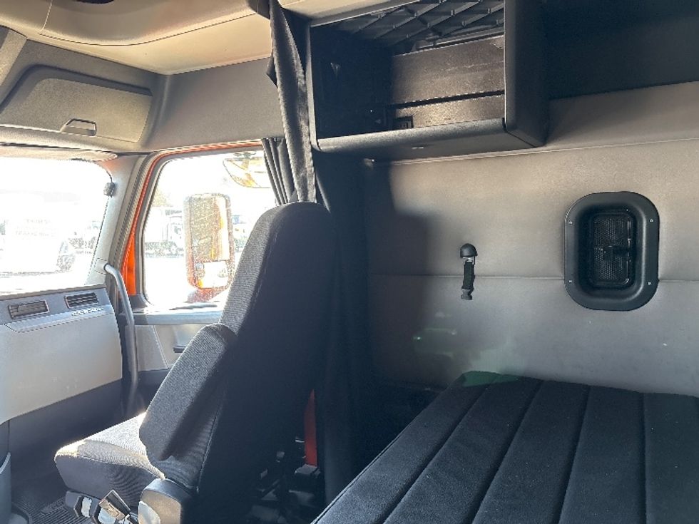 Sleeper Tractor-Heavy Duty Tractors-Freightliner-2019-T11664ST-Phoenix-AZ-540,735\n\t\tmiles-$ 55,250 - Image 19