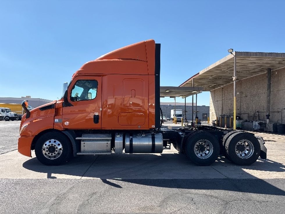 Sleeper Tractor-Heavy Duty Tractors-Freightliner-2019-T11664ST-Phoenix-AZ-540,735\n\t\tmiles-$ 55,250 - Image 4