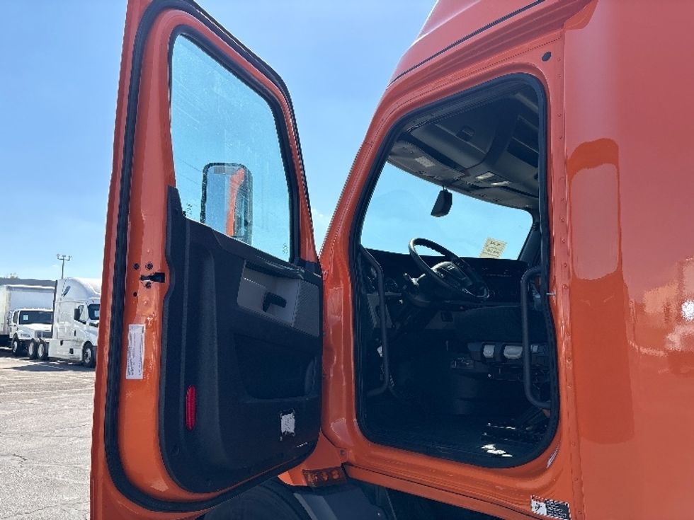 Sleeper Tractor-Heavy Duty Tractors-Freightliner-2019-T11664ST-Phoenix-AZ-540,735\n\t\tmiles-$ 55,250 - Image 9