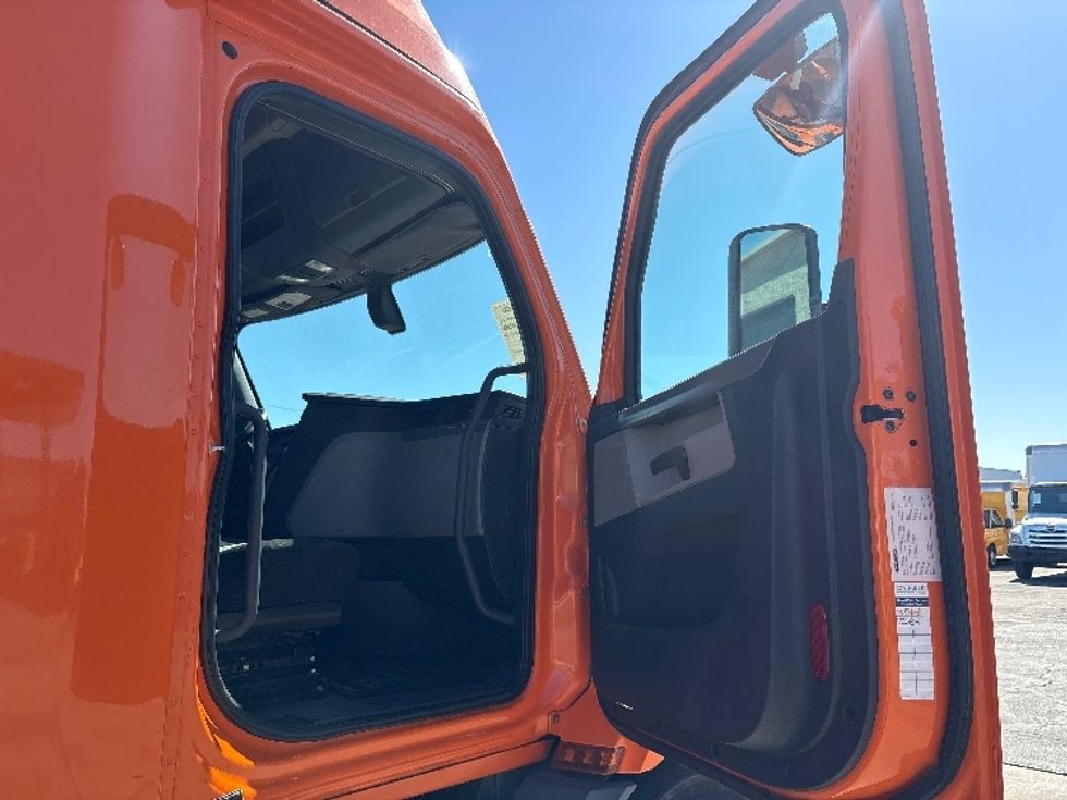 Sleeper Tractor-Heavy Duty Tractors-Freightliner-2019-T11664ST-Phoenix-AZ-543,758\n\t\tmiles-$ 54,000 - Image 13
