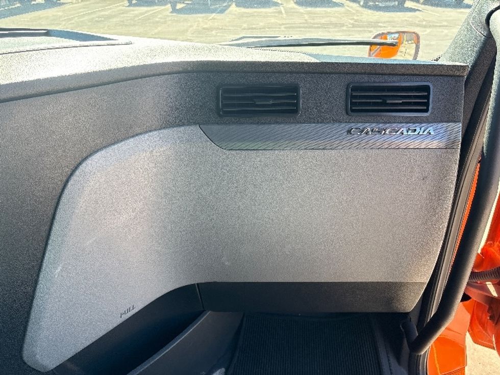 Sleeper Tractor-Heavy Duty Tractors-Freightliner-2019-T11664ST-Phoenix-AZ-543,758\n\t\tmiles-$ 54,000 - Image 14