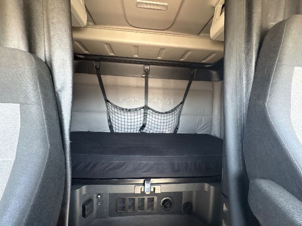 Sleeper Tractor-Heavy Duty Tractors-Freightliner-2019-T11664ST-Phoenix-AZ-543,758\n\t\tmiles-$ 54,000 - Image 16