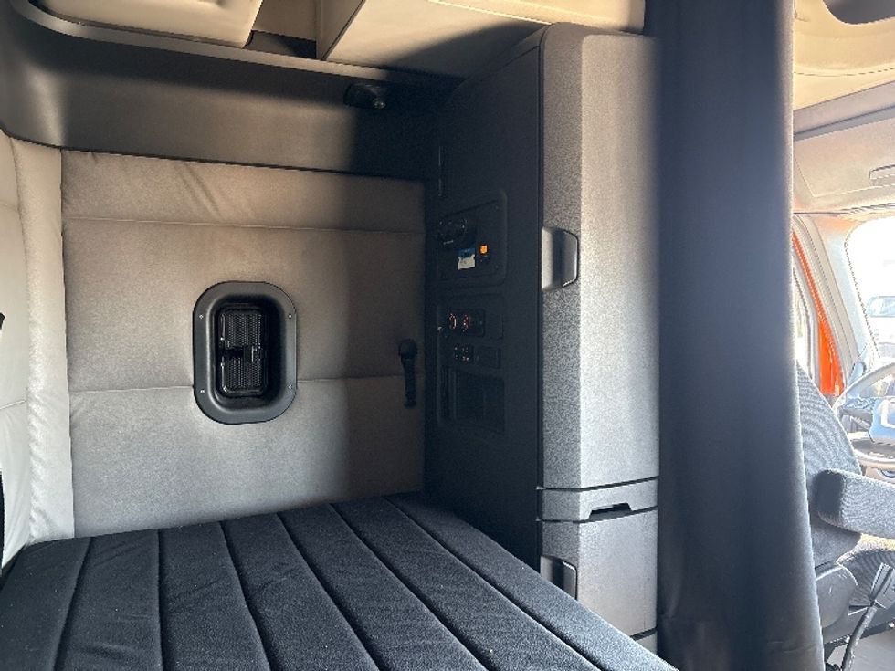 Sleeper Tractor-Heavy Duty Tractors-Freightliner-2019-T11664ST-Phoenix-AZ-543,758\n\t\tmiles-$ 54,000 - Image 18