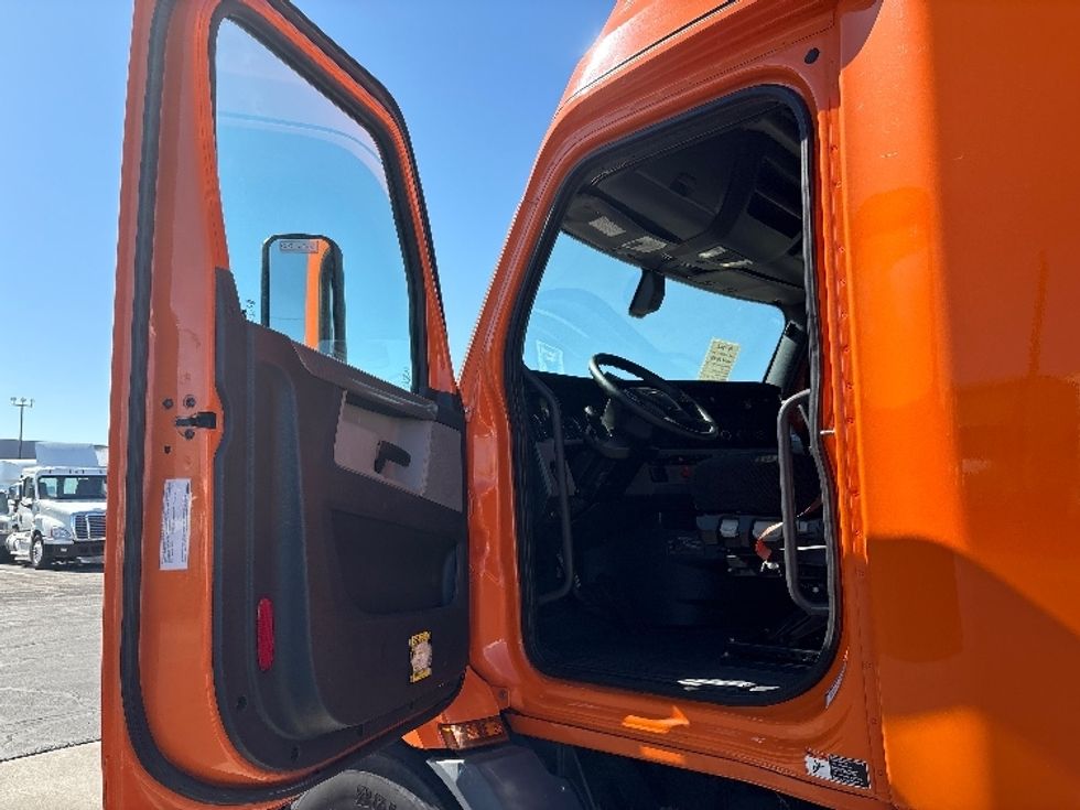 Sleeper Tractor-Heavy Duty Tractors-Freightliner-2019-T11664ST-Phoenix-AZ-543,758\n\t\tmiles-$ 54,000 - Image 9