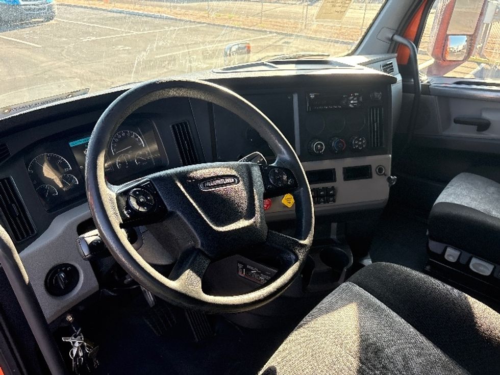 Sleeper Tractor-Heavy Duty Tractors-Freightliner-2019-T11664ST-Phoenix-AZ-557,355\n\t\tmiles-$ 54,250 - Image 10