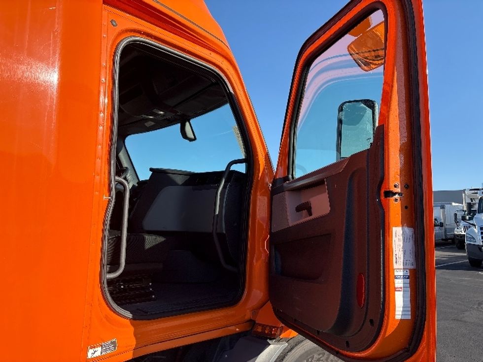 Sleeper Tractor-Heavy Duty Tractors-Freightliner-2019-T11664ST-Phoenix-AZ-557,355\n\t\tmiles-$ 54,250 - Image 13