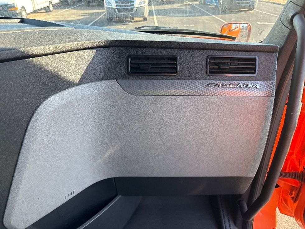 Sleeper Tractor-Heavy Duty Tractors-Freightliner-2019-T11664ST-Phoenix-AZ-557,355\n\t\tmiles-$ 54,250 - Image 14