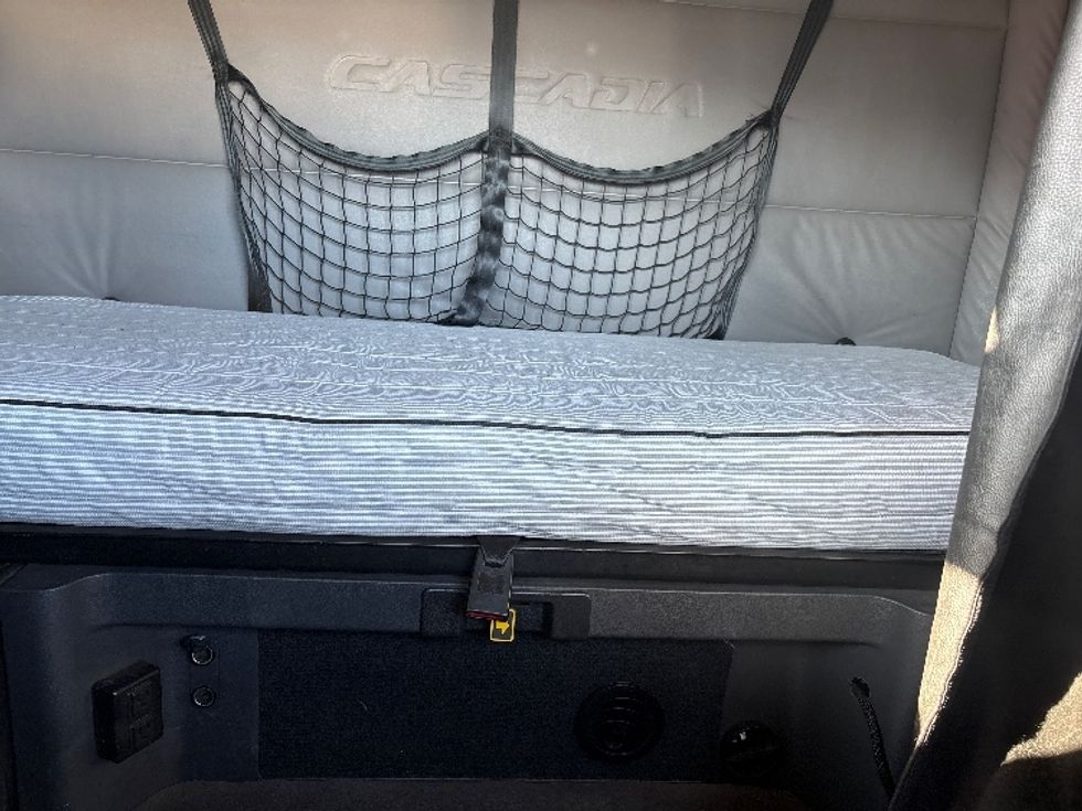 Sleeper Tractor-Heavy Duty Tractors-Freightliner-2019-T11664ST-Phoenix-AZ-557,355\n\t\tmiles-$ 54,250 - Image 16