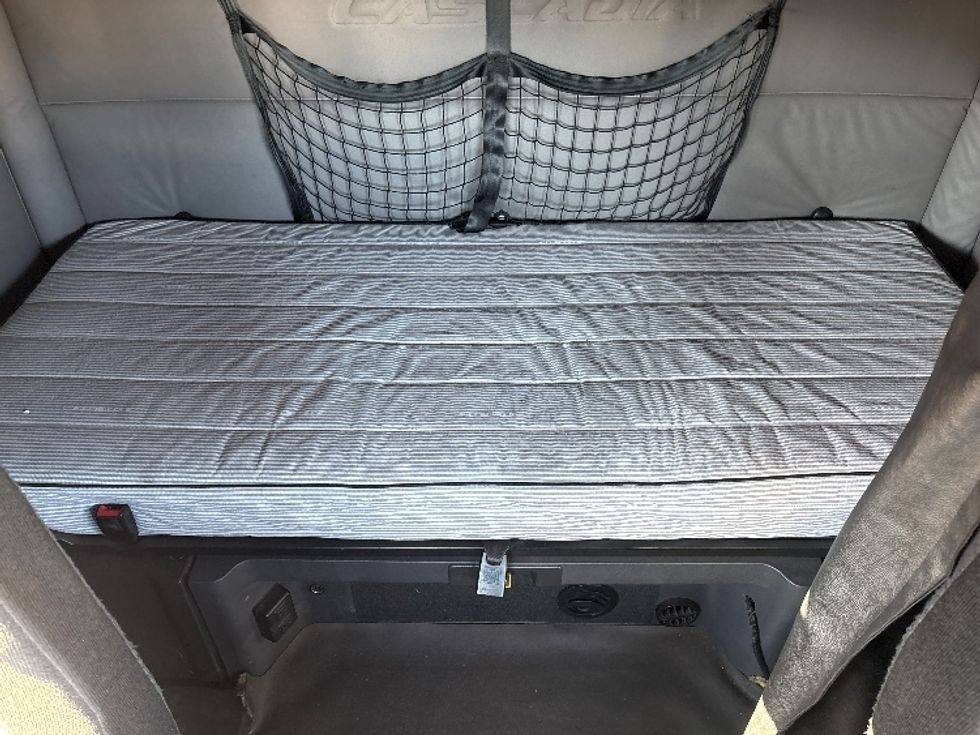 Sleeper Tractor-Heavy Duty Tractors-Freightliner-2019-T11664ST-Phoenix-AZ-557,355\n\t\tmiles-$ 54,250 - Image 17