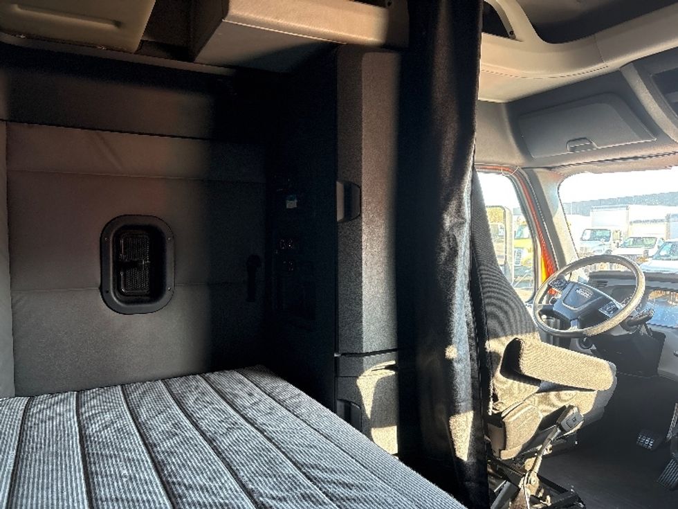 Sleeper Tractor-Heavy Duty Tractors-Freightliner-2019-T11664ST-Phoenix-AZ-557,355\n\t\tmiles-$ 54,250 - Image 18