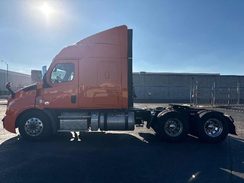 Sleeper Tractor-Heavy Duty Tractors-Freightliner-2019-T11664ST-Phoenix-AZ-557,355\n\t\tmiles-$ 54,250 - Image 4
