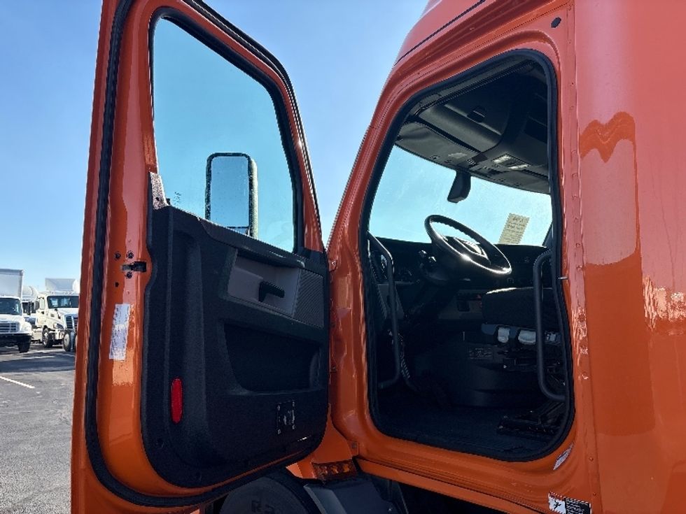 Sleeper Tractor-Heavy Duty Tractors-Freightliner-2019-T11664ST-Phoenix-AZ-557,355\n\t\tmiles-$ 54,250 - Image 9