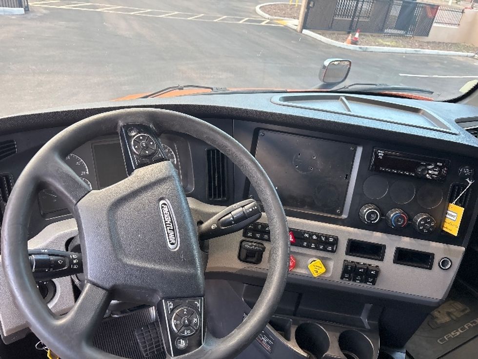Sleeper Tractor-Heavy Duty Tractors-Freightliner-2019-T11664ST-Phoenix-AZ-560,336\n\t\tmiles-$ 53,000 - Image 11