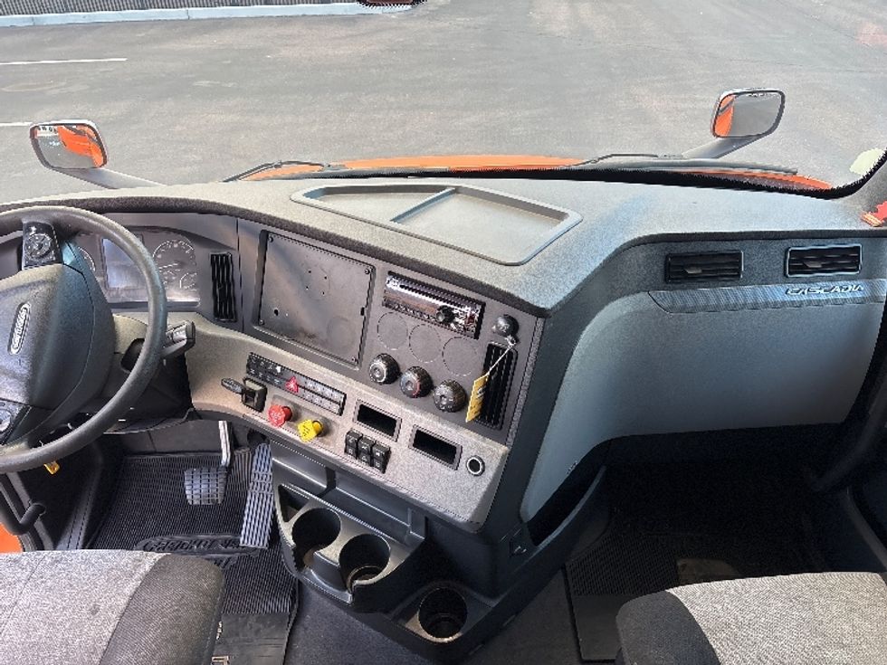 Sleeper Tractor-Heavy Duty Tractors-Freightliner-2019-T11664ST-Phoenix-AZ-560,336\n\t\tmiles-$ 53,000 - Image 12