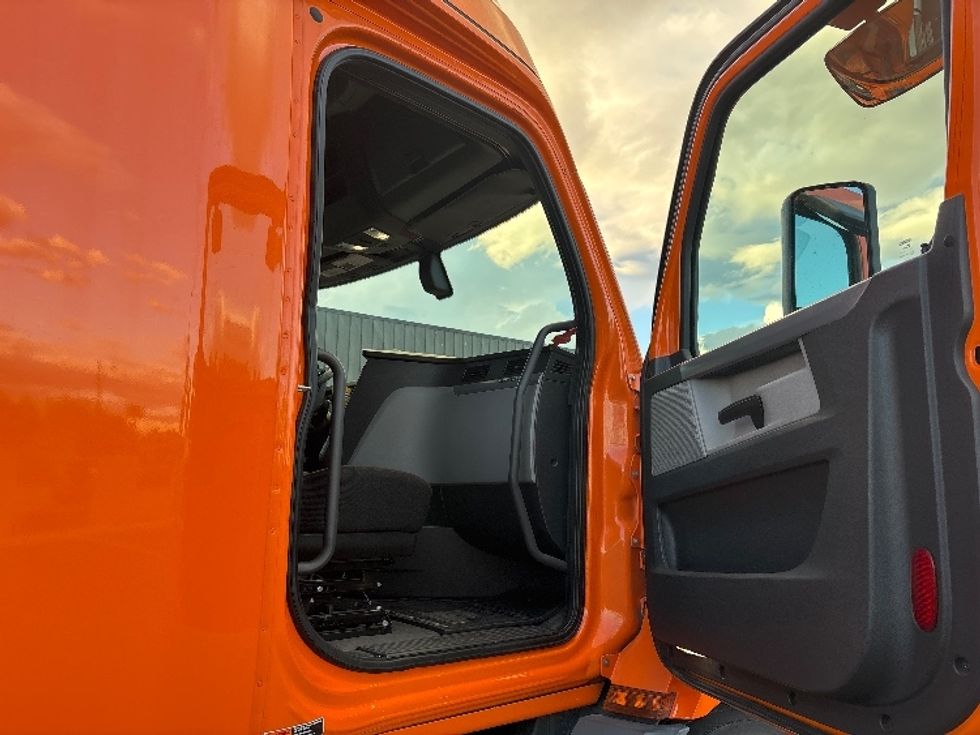 Sleeper Tractor-Heavy Duty Tractors-Freightliner-2019-T11664ST-Phoenix-AZ-560,336\n\t\tmiles-$ 53,000 - Image 13