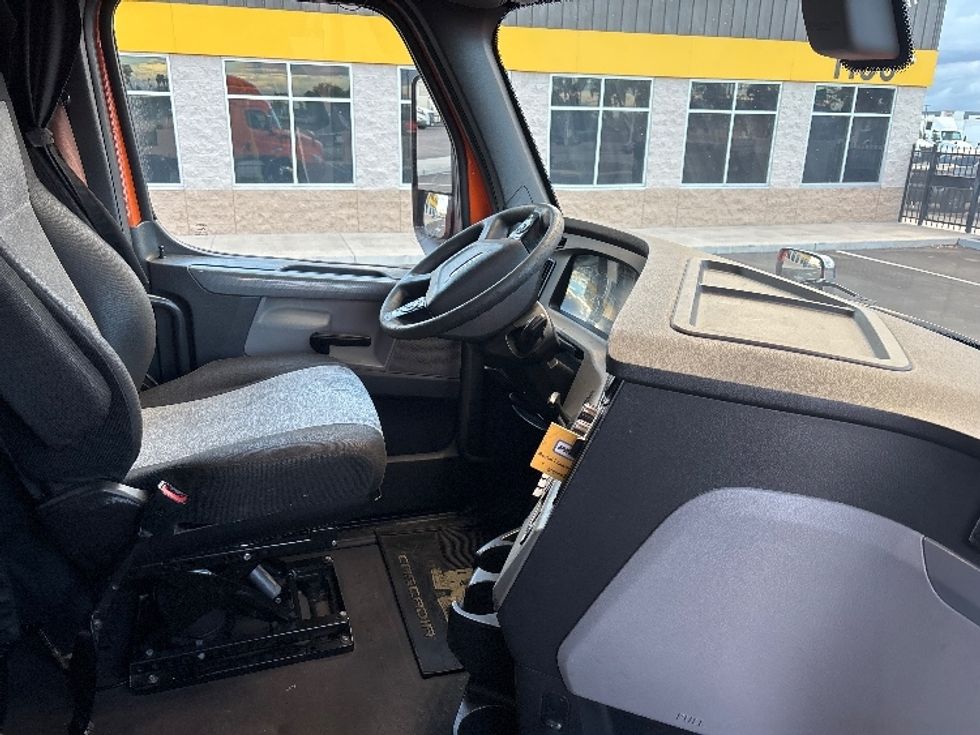 Sleeper Tractor-Heavy Duty Tractors-Freightliner-2019-T11664ST-Phoenix-AZ-560,336\n\t\tmiles-$ 53,000 - Image 15