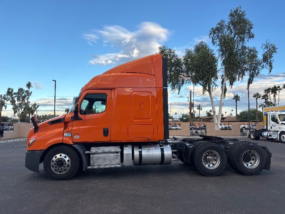 Sleeper Tractor-Heavy Duty Tractors-Freightliner-2019-T11664ST-Phoenix-AZ-560,336\n\t\tmiles-$ 53,000 - Image 4