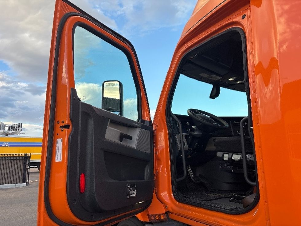 Sleeper Tractor-Heavy Duty Tractors-Freightliner-2019-T11664ST-Phoenix-AZ-560,336\n\t\tmiles-$ 53,000 - Image 9