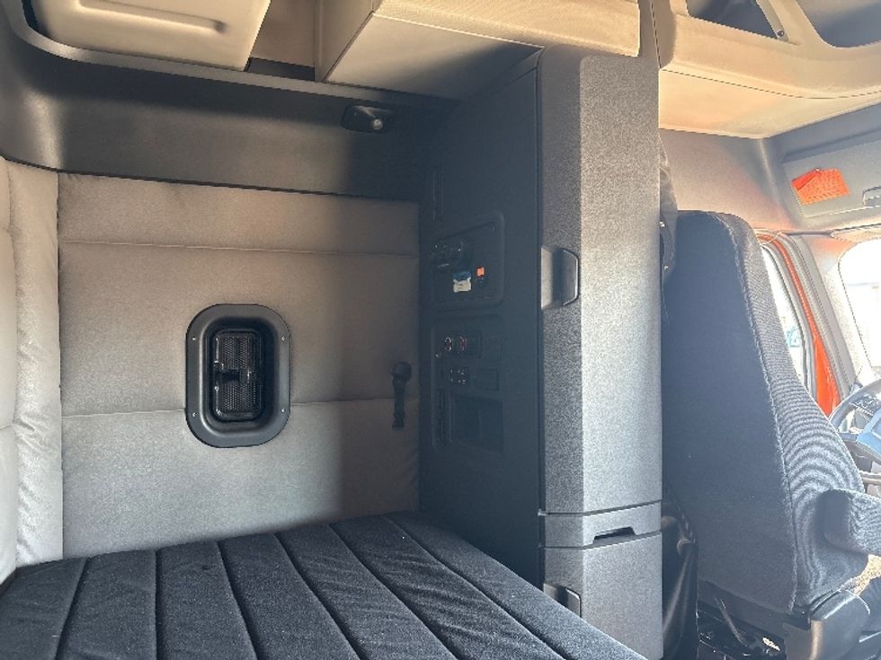 Sleeper Tractor-Heavy Duty Tractors-Freightliner-2019-T11664ST-Phoenix-AZ-565,504\n\t\tmiles-$ 52,750 - Image 18