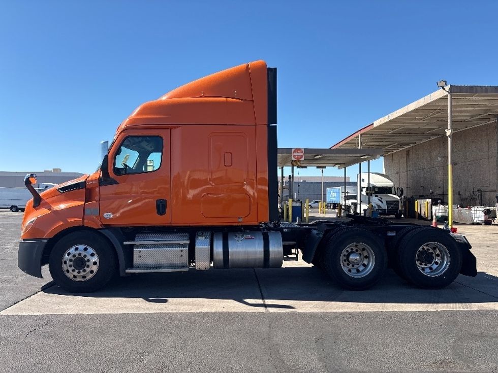 Sleeper Tractor-Heavy Duty Tractors-Freightliner-2019-T11664ST-Phoenix-AZ-565,504\n\t\tmiles-$ 52,750 - Image 4