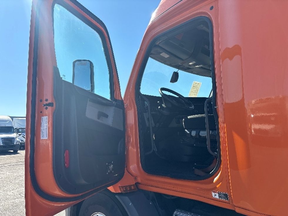 Sleeper Tractor-Heavy Duty Tractors-Freightliner-2019-T11664ST-Phoenix-AZ-565,504\n\t\tmiles-$ 52,750 - Image 9