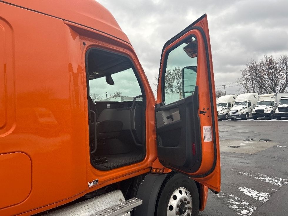 Sleeper Tractor-Heavy Duty Tractors-Freightliner-2019-T11664ST-Plymouth-MI-344,195\n\t\tmiles-$ 56,750 - Image 13